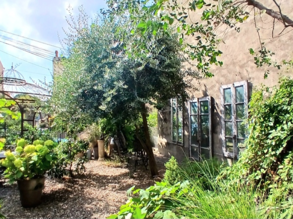 3-bedroom House In Pouzolles, France (140 M²)