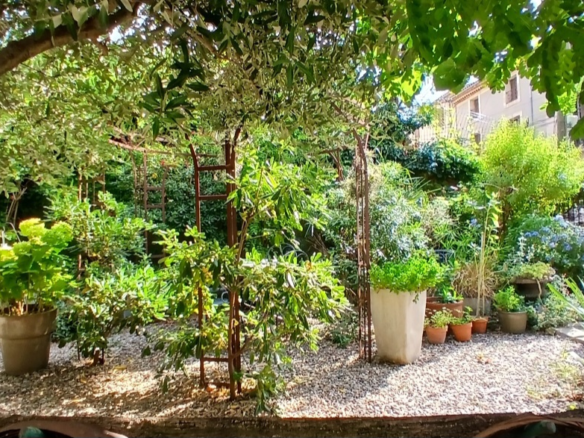 3-bedroom House In Pouzolles, France (140 M²)