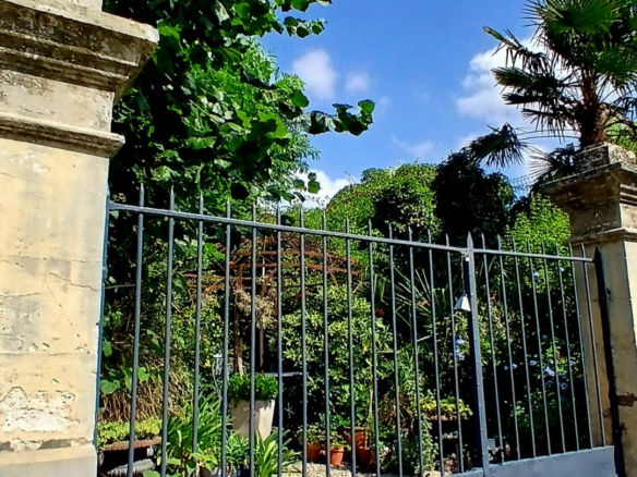 3-bedroom House In Pouzolles, France (140 M²)