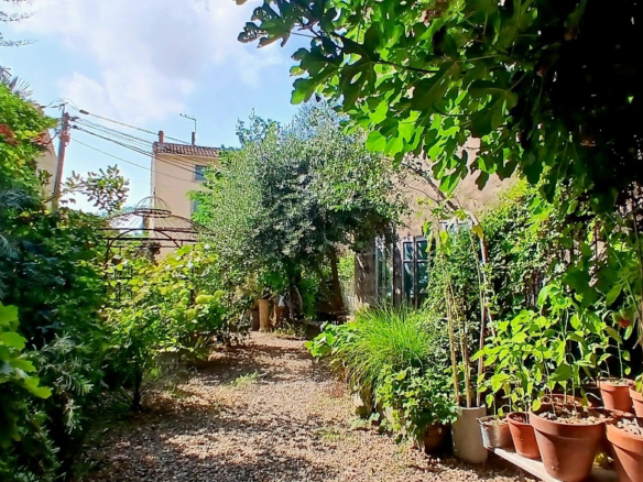 3-bedroom House In Pouzolles, France (140 M²)
