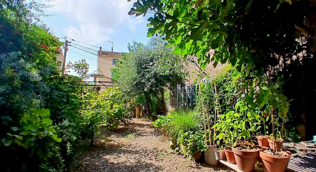 3-bedroom House In Pouzolles, France (140 M²)