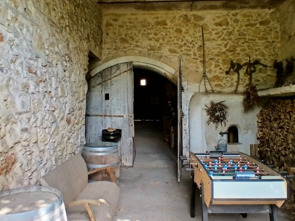 3-bedroom House In Pouzolles, France (140 M²)