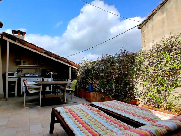 3-bedroom House In Pouzolles, France (140 M²)