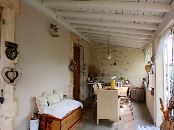 3-bedroom House In Pouzolles, France (140 M²)