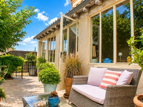 3-bedroom House In Pouzolles, France (140 M²)