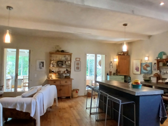 3-bedroom House In Pouzolles, France (140 M²)