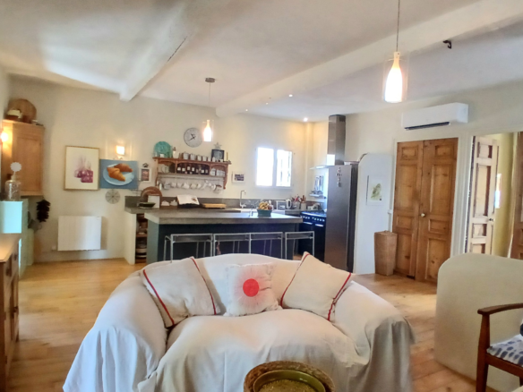 3-bedroom House In Pouzolles, France (140 M²)