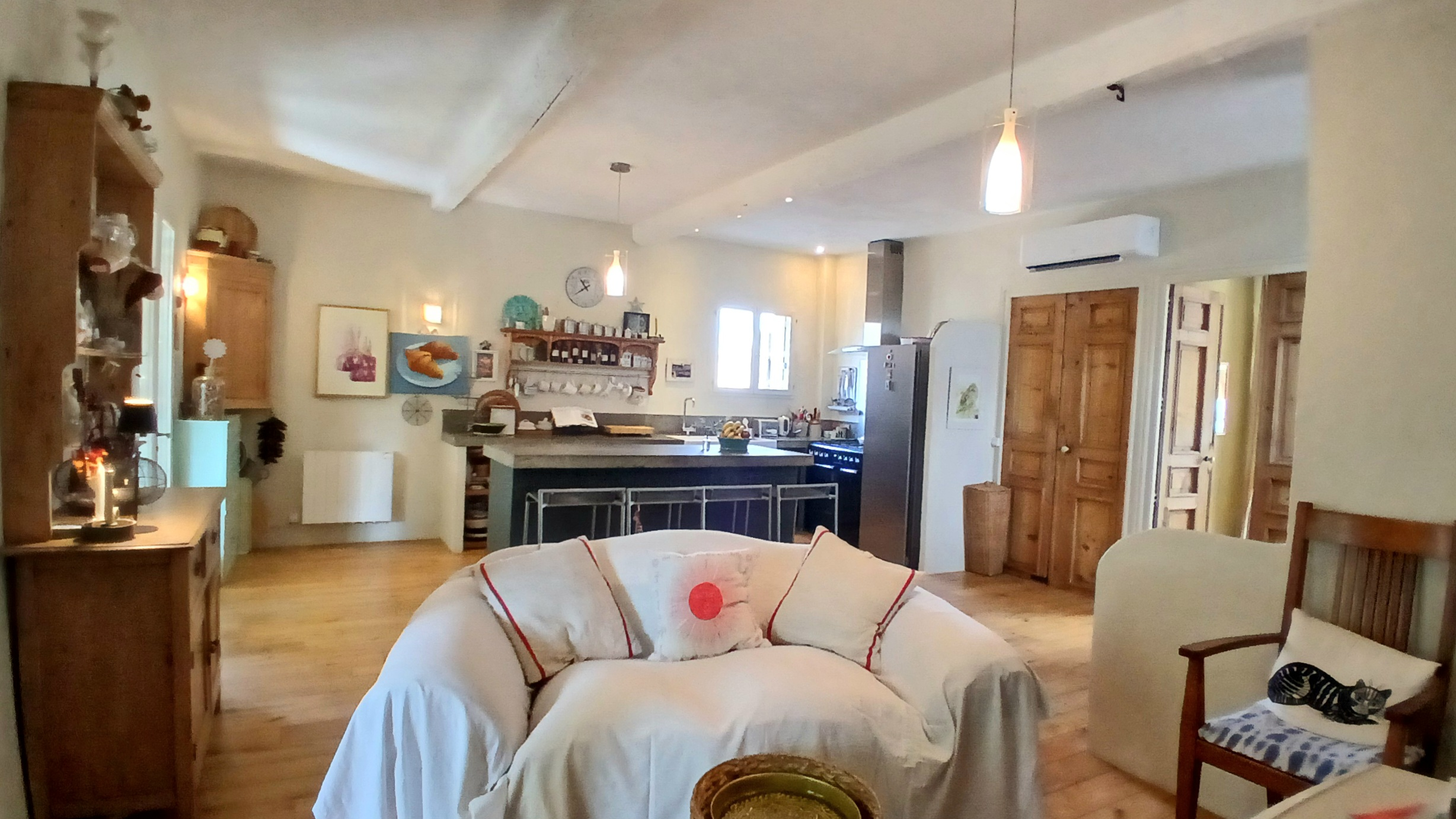 3-bedroom House In Pouzolles, France (140 M²)