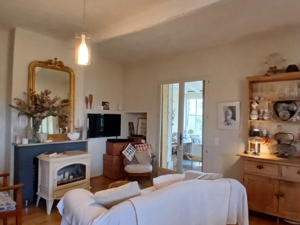 3-bedroom House In Pouzolles, France (140 M²)