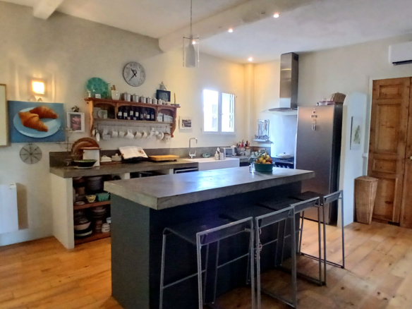3-bedroom House In Pouzolles, France (140 M²)