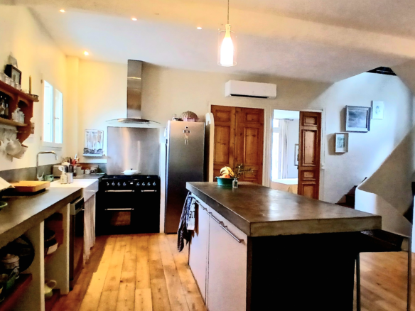 3-bedroom House In Pouzolles, France (140 M²)