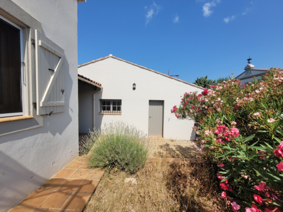 3-bedroom Detached House In Saint Chinian, France (120 M²)