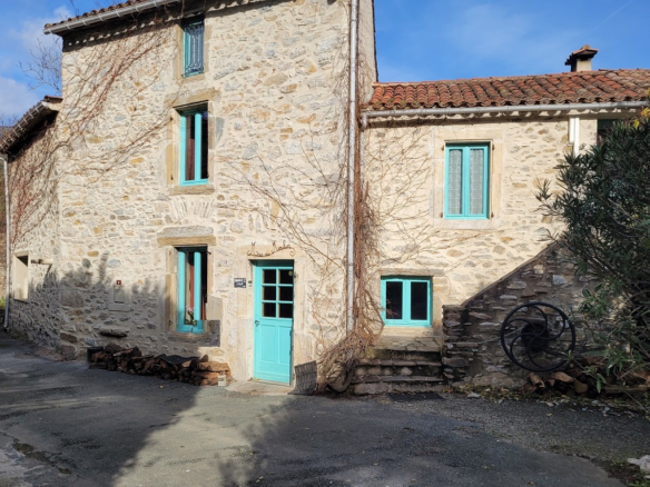 8-bedroom House In Olargues, France (270 M²)