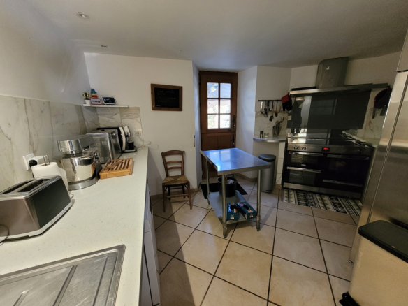 8-bedroom House In Olargues, France (270 M²)