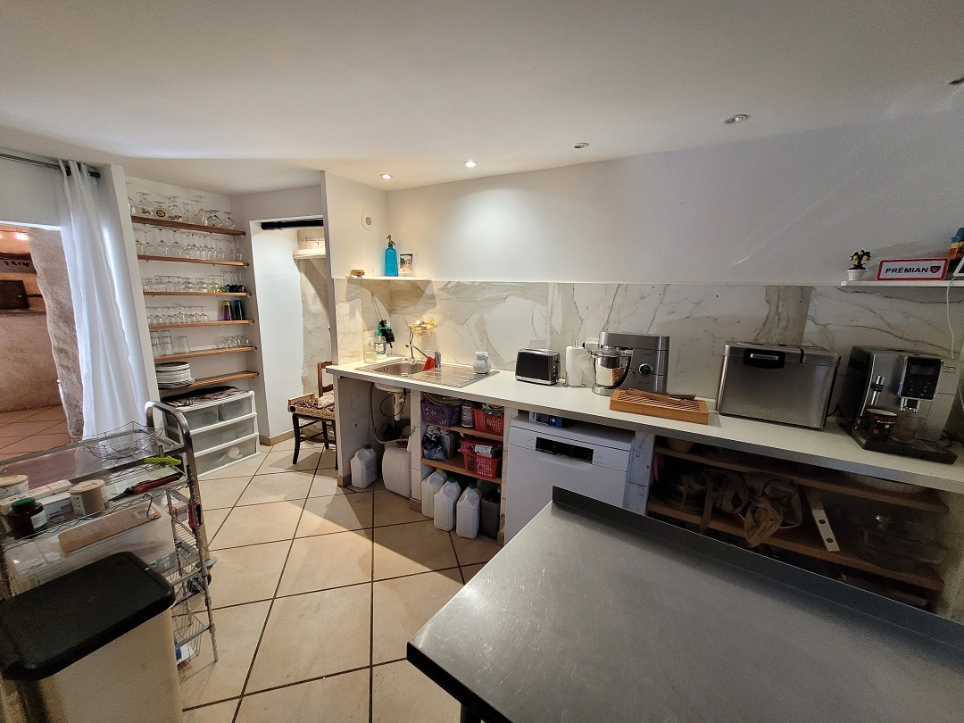 8-bedroom House In Olargues, France (270 M²)