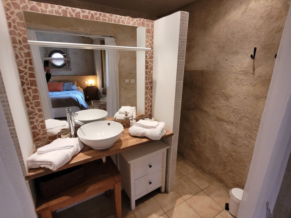 8-bedroom House In Olargues, France (270 M²)