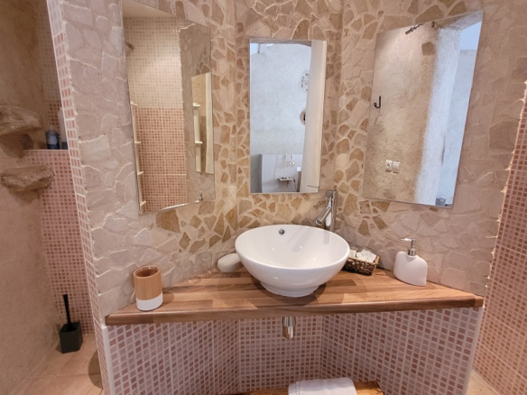 8-bedroom House In Olargues, France (270 M²)