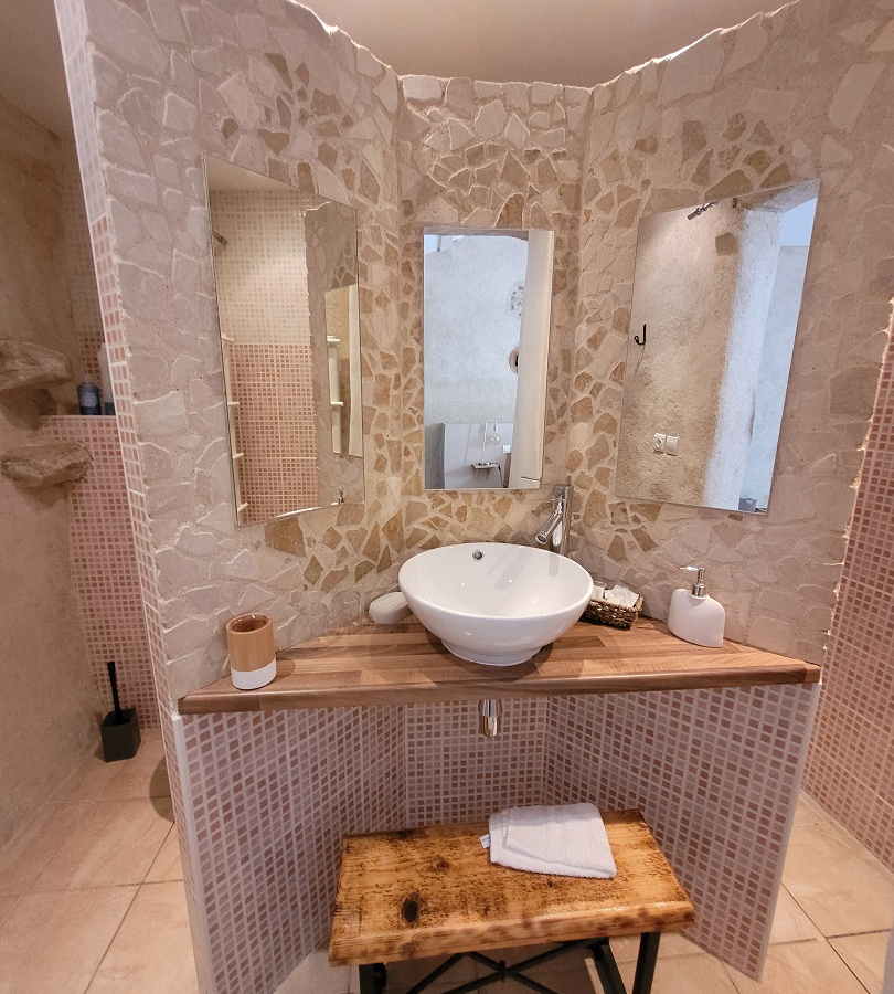 8-bedroom House In Olargues, France (270 M²)