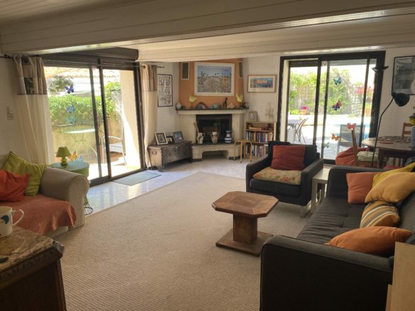 3-bedroom House In Puissalicon, France (120 M²)