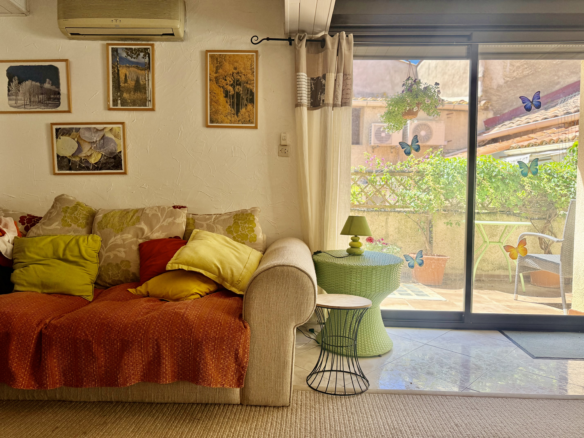 3-bedroom House In Puissalicon, France (120 M²)