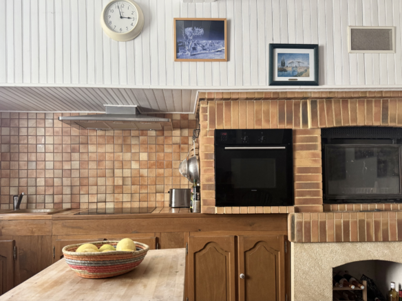 3-bedroom House In Puissalicon, France (120 M²)