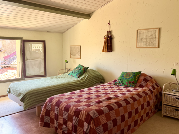 3-bedroom House In Puissalicon, France (120 M²)
