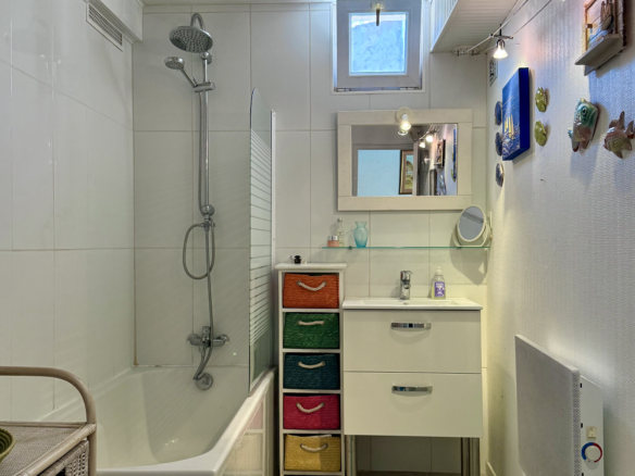 3-bedroom House In Puissalicon, France (120 M²)