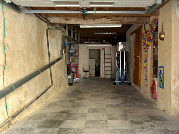 3-bedroom House In Puissalicon, France (120 M²)