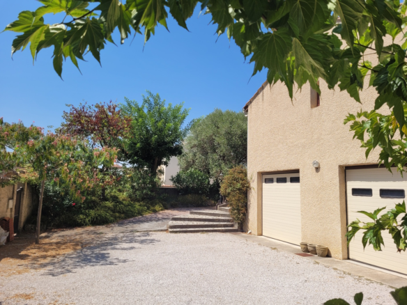 5-bedroom Detached House In Puissalicon, France (163 M²)