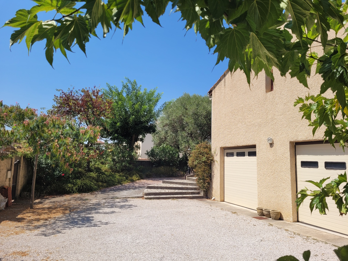 5-bedroom Detached House In Puissalicon, France (163 M²)