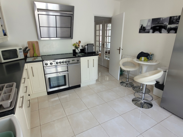 5-bedroom Detached House In Puissalicon, France (163 M²)