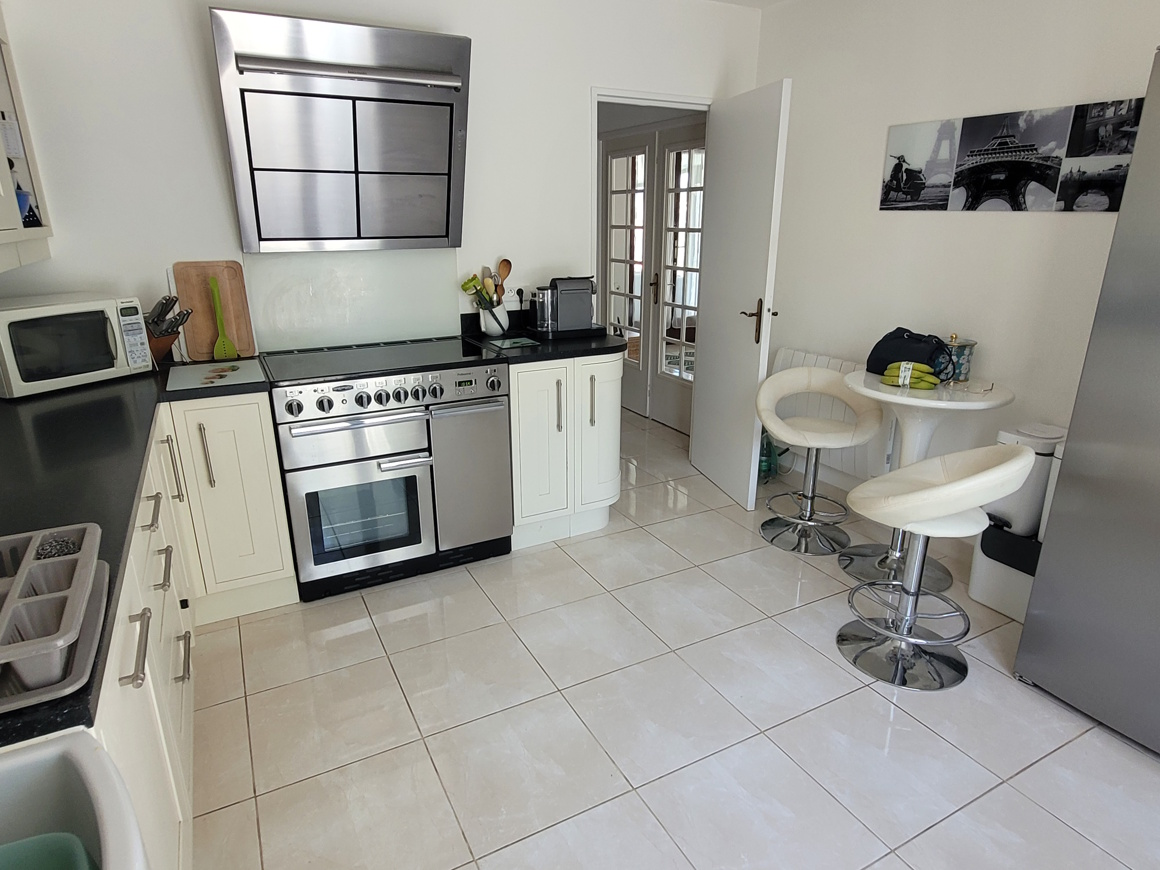 5-bedroom Detached House In Puissalicon, France (163 M²)