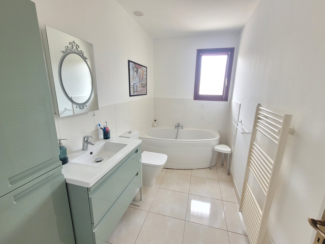 5-bedroom Detached House In Puissalicon, France (163 M²)