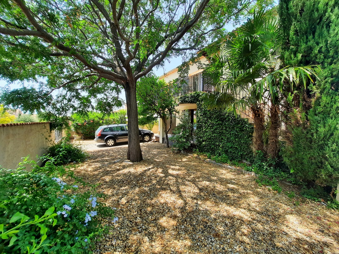 5-bedroom Detached House In Puimisson, France (148 M²)