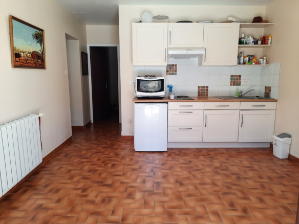 5-bedroom Detached House In Puimisson, France (148 M²)