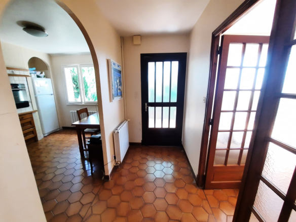 5-bedroom Detached House In Puimisson, France (148 M²)