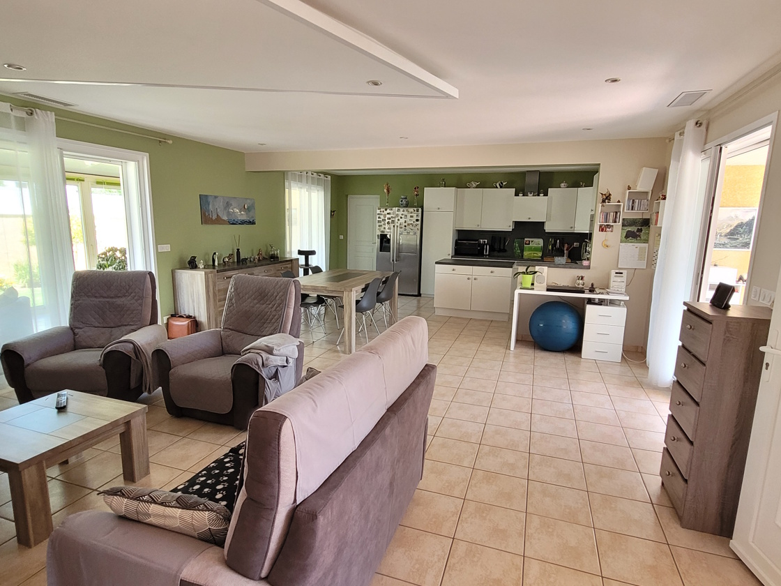 4-bedroom Detached House In Puimisson, France (190 M²)