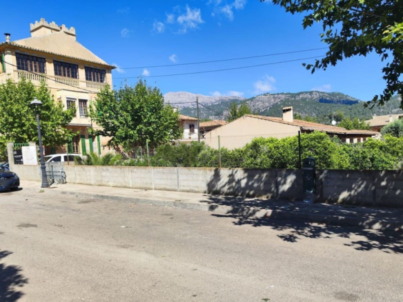 Land In Mancor De La Vall, Spain (404 M² Plot)