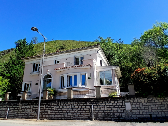 4-bedroom Detached House In Esperaza, France (163 M²)