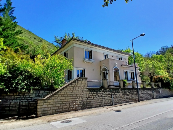 4-bedroom Detached House In Esperaza, France (163 M²)