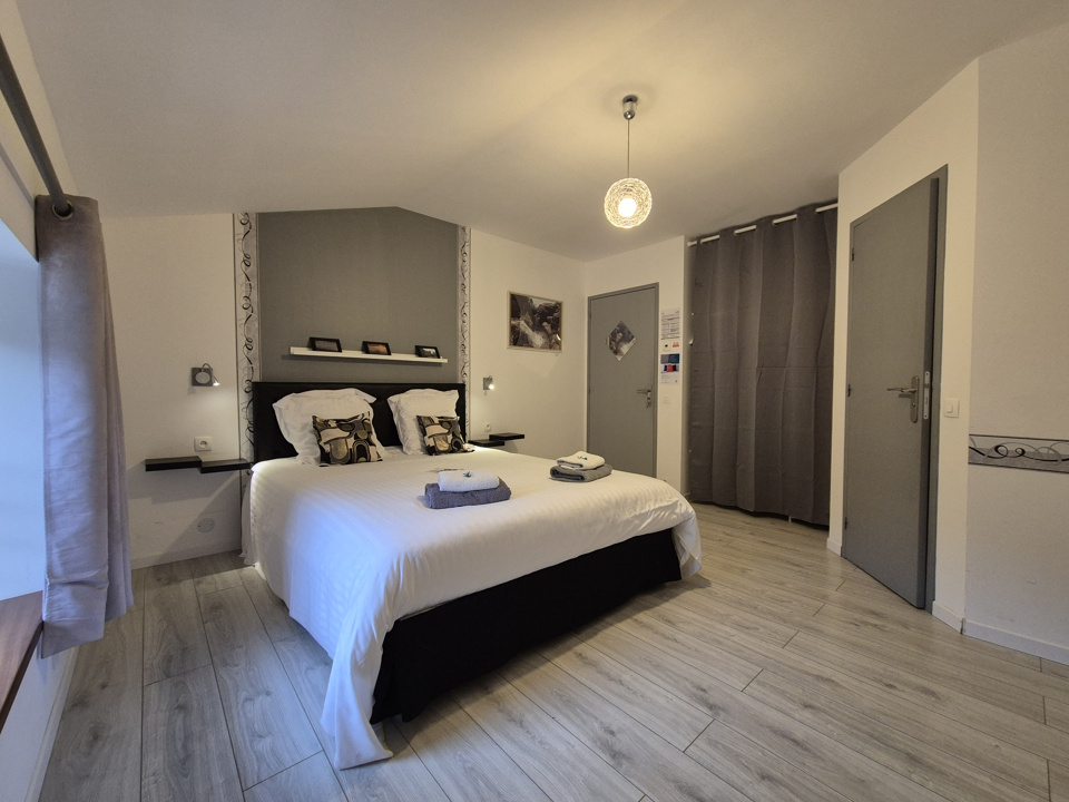 9-bedroom House In Olargues, France (367 M²)
