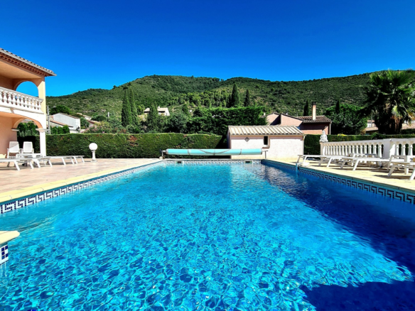 7-bedroom Detached House In Cessenon Sur Orb, France (248 M²)