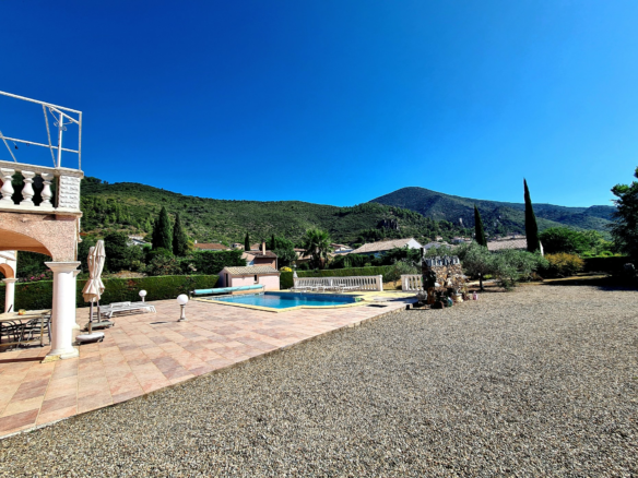 7-bedroom Detached House In Cessenon Sur Orb, France (248 M²)