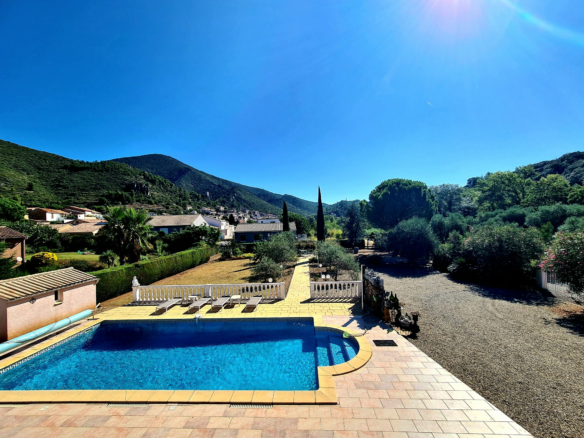 7-bedroom Detached House In Cessenon Sur Orb, France (248 M²)