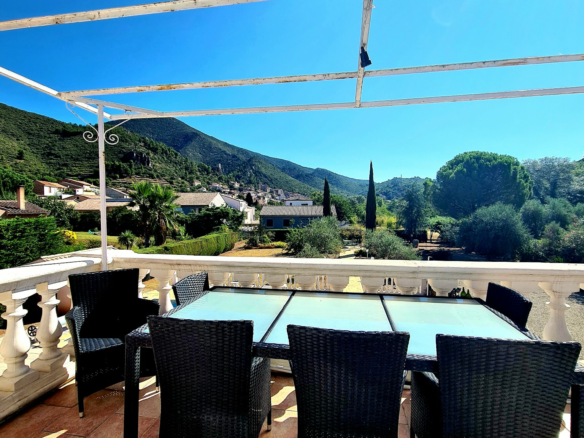 7-bedroom Detached House In Cessenon Sur Orb, France (248 M²)