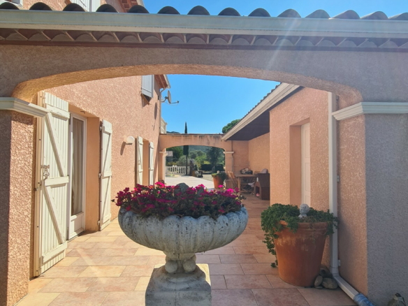 7-bedroom Detached House In Cessenon Sur Orb, France (248 M²)