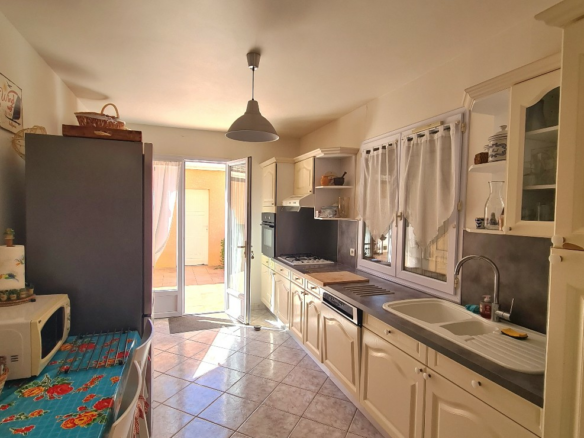 7-bedroom Detached House In Cessenon Sur Orb, France (248 M²)