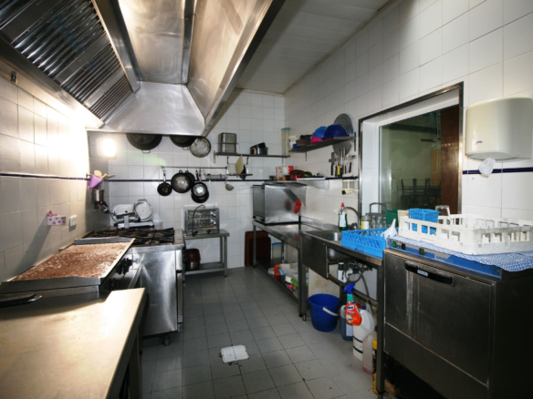 Commercial In Binissalem, Spain (173 M²)