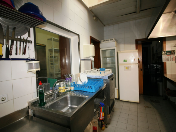 Commercial In Binissalem, Spain (173 M²)