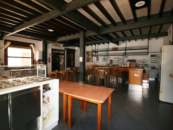Commercial In Binissalem, Spain (173 M²)